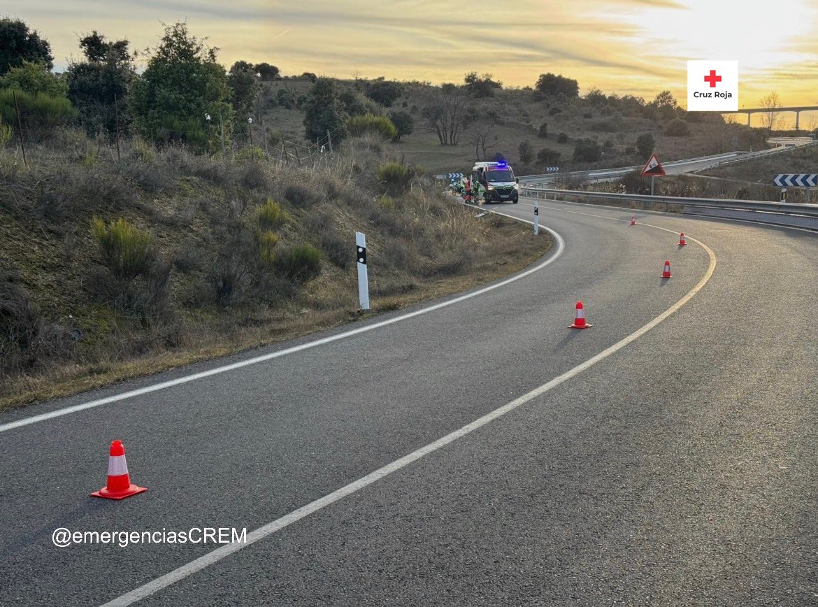 emergenciasCREM's tweet photo. En la tarde de ayer, y tras solicitud desde #SUMMA112, uno de nuestros #SVB interviene en la atención y evacuación de los heridos producidos en una salida de vía de dos motocicletas en la #M625 #GuadalixDeLaSierra.
#ASEM112 https://t.co/4hPOiK6k1a