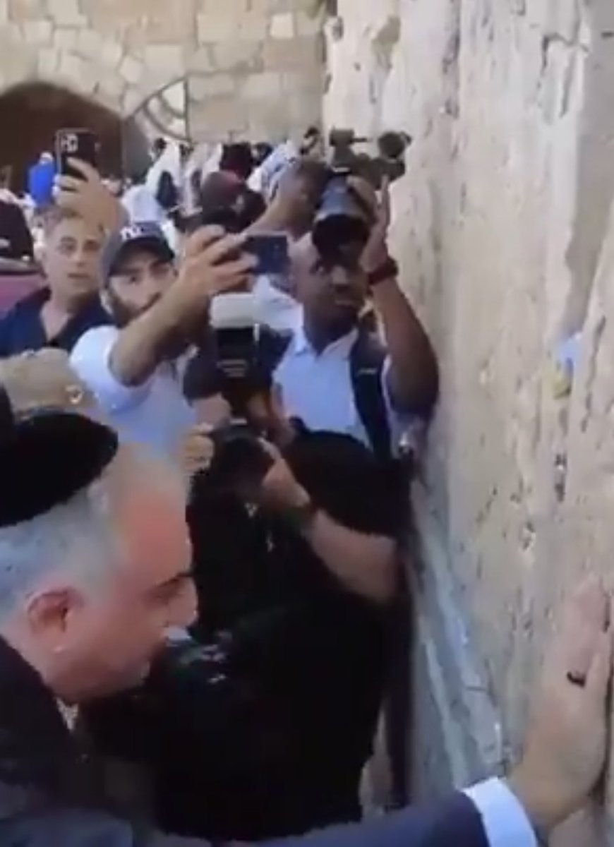 İsrail dostu  Şah’ın oğlu Rıza Pehlevi İran’ın başına geçmek istiyor. Halka isyan çağrıları yapmaya devam ediyor.Yazıklar olsun.