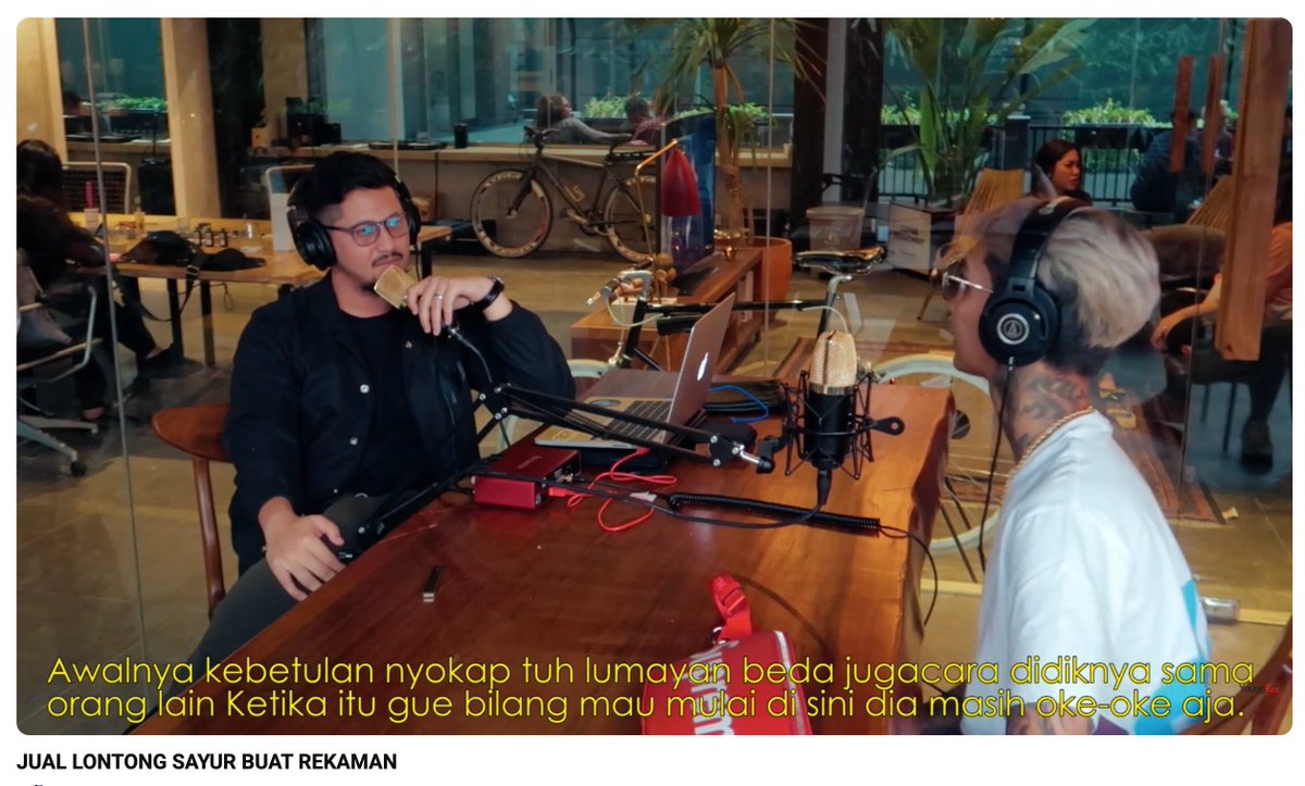 mickeymrdt's tweet image. ✨Lo tau gak ada video Young Lex dan Keenan Pearce yang GILA dan GOKIL banget dengan Angle yang berbeda✨

There u go!!!!

Ada percakapan yang menurut gw ngena banget dan  gila banget yaitu:

✨Keenan Pearce nanya ke Young Lex: "Kalau misalkan kesuksesan lo itu bukan karena bakat…