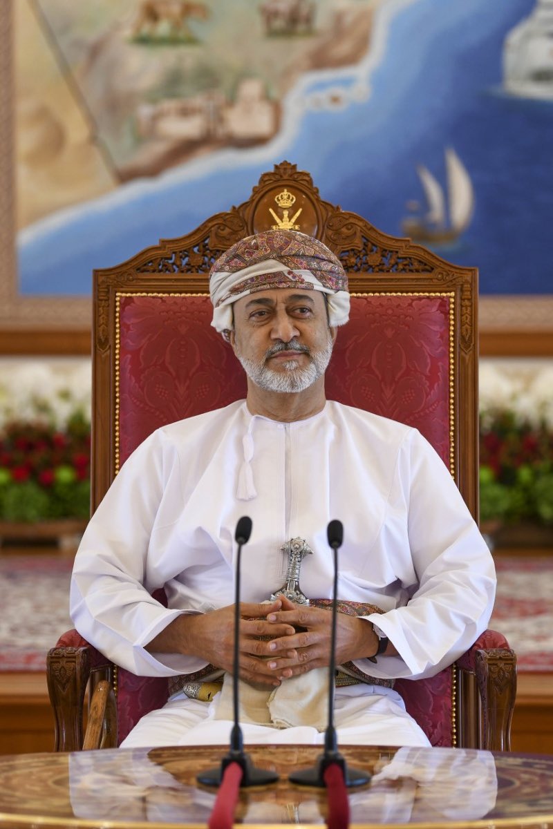 #صلالة| يشرفني أن أرفع إلى المقام السامي لمولاي حضرة صاحب الجلالة السلطان هيثم بن طارق المعظم -حفظه الله ورعاه- أسمى آيات التهاني وأصدق التبريكات بمناسبة ذكرى تولي جلالته مقاليد الحكم. إننا إذ نحتفي بهذه المناسبة الغالية، نجدد لمقامكم السامي عهد الولاء والطاعة، معاهدين الله على