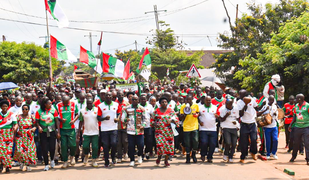 burungaProvince's tweet image. Abagumyabanga ba @CnddFdd muri komine #Nyanza i #Burunga barashima iterambere Reta y'Uburundi imaze gushikako muri komine.
Hari kuri uyu wa 10 Nzero 2026 ku murwa mukuru w'iyo komine aho uwo mugambwe wari uramutse werekana inguvu zawo wigina n'intsinzi waronse mu matora aheruka.