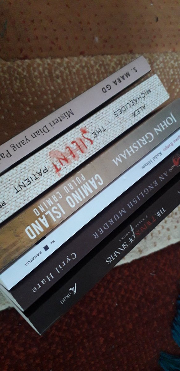 wm_naa's tweet photo. Jual semuanya 400k kemahalan apa, ya? Cuma pernah dibaca sekali, bookmark masih ada kecuali yang Kadal Hitam (krn emang gk dikasih), kondisi juga masih mayan baru semuanya🤧 https://t.co/okBYay3w0T