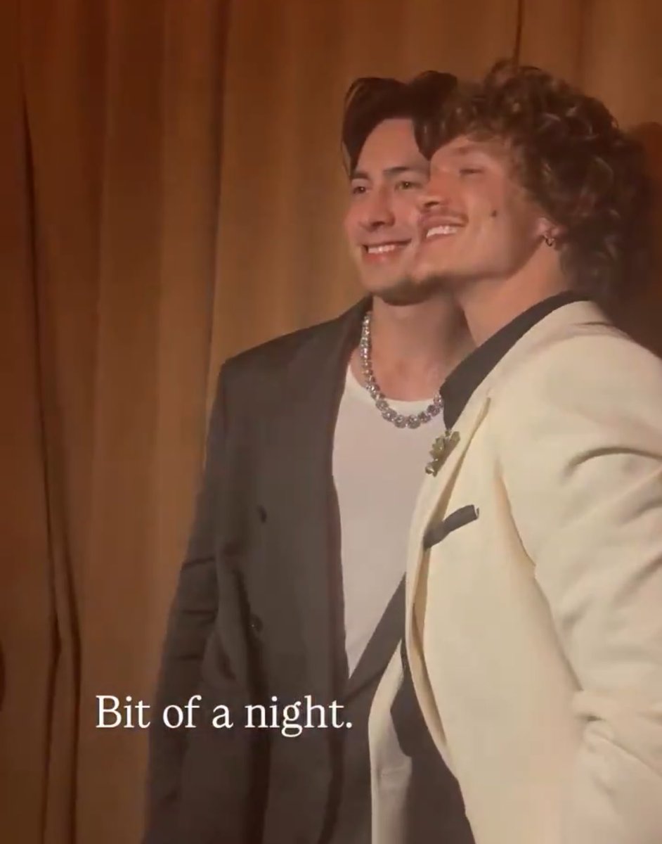 rozanovgalaxy's tweet image. I love my clingy happy besties 😭🤌