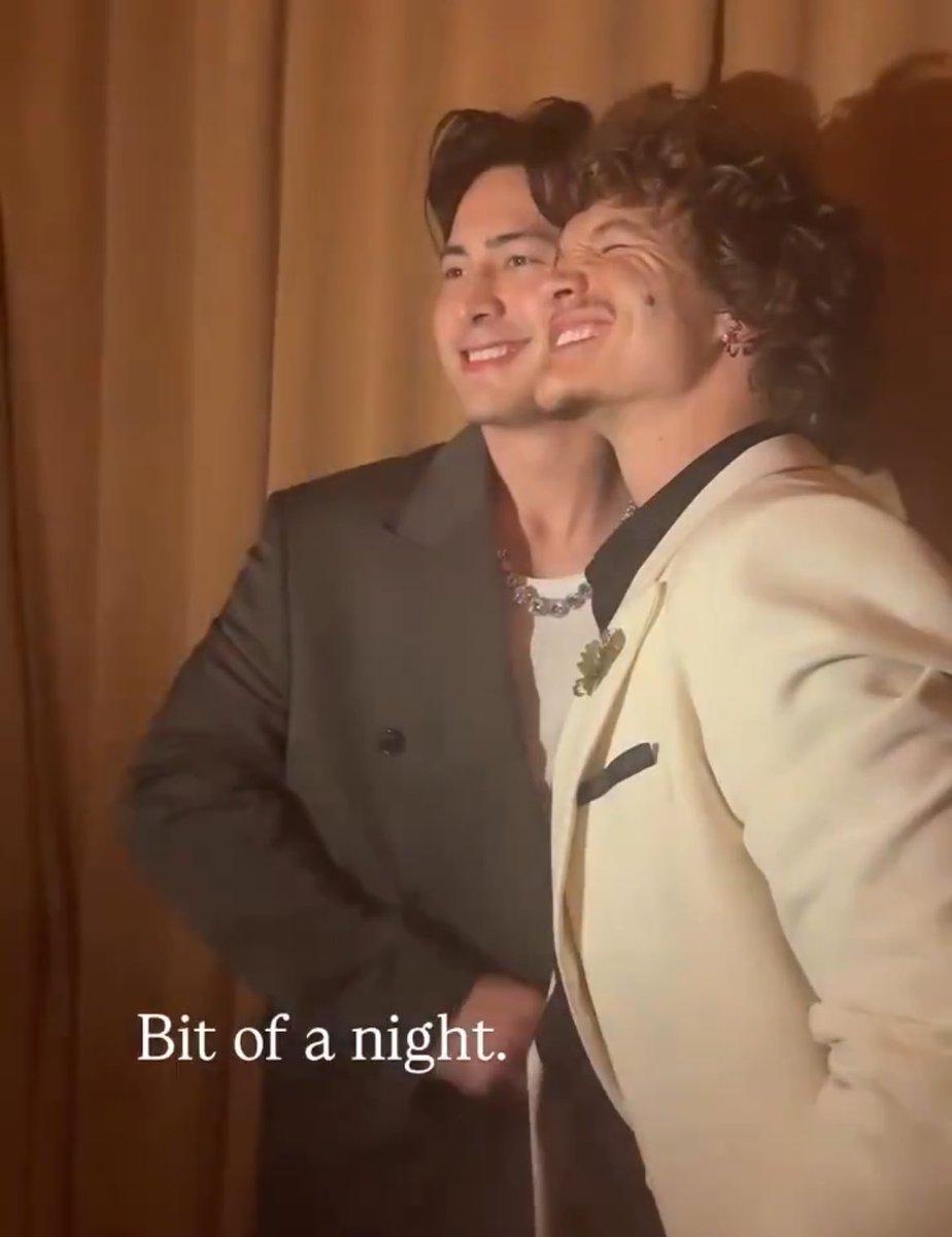 rozanovgalaxy's tweet image. I love my clingy happy besties 😭🤌