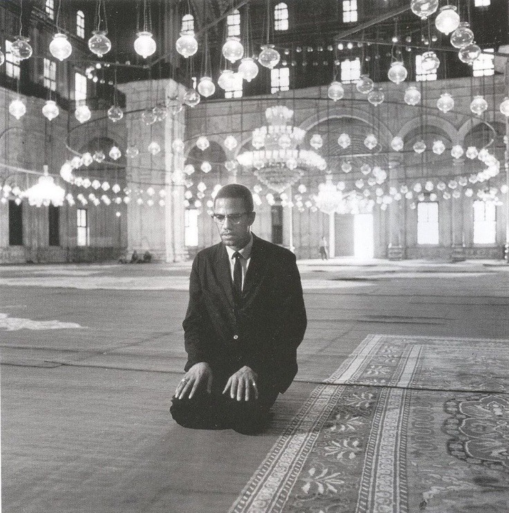 menavisualss's tweet image. 🇪🇬 Malcolm X pictured praying at a mosque in Cairo, Egypt shortly after his pilgrimage to Mecca in 1964. 

📷: Wisconsin Muslim Journal