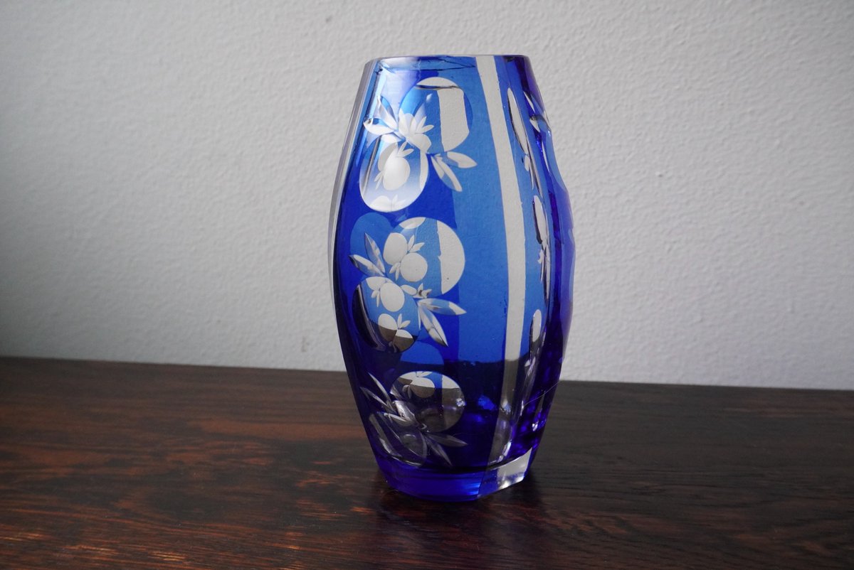 切子 青被せ ガラス 花瓶 カットガラス フラワーベース 15cmほどの小ぶりな切子の花瓶。 丸紋の中に花枝が浮いて見える、1960