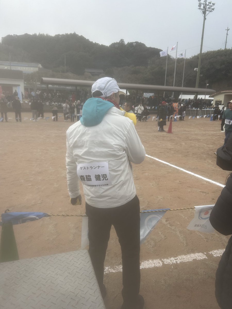 bape0321's tweet photo. 壱岐の新春マラソンを見に、一人新春マラソンで 会場までランニング🏃
森脇健児さんを見たくて行って、近くで見れたし『クロちゃんとのラジオ面白かったですよ』って話せたので うれしかった☺️
今年はヒザが痛いので出なかったけど、来年は出ようと思った https://t.co/V3qnXtaeHu