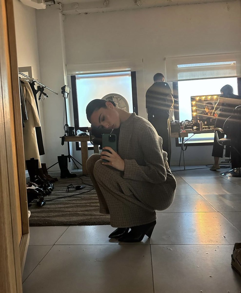 devasell's tweet image. taking a breather while they handle the aftermath😹💖