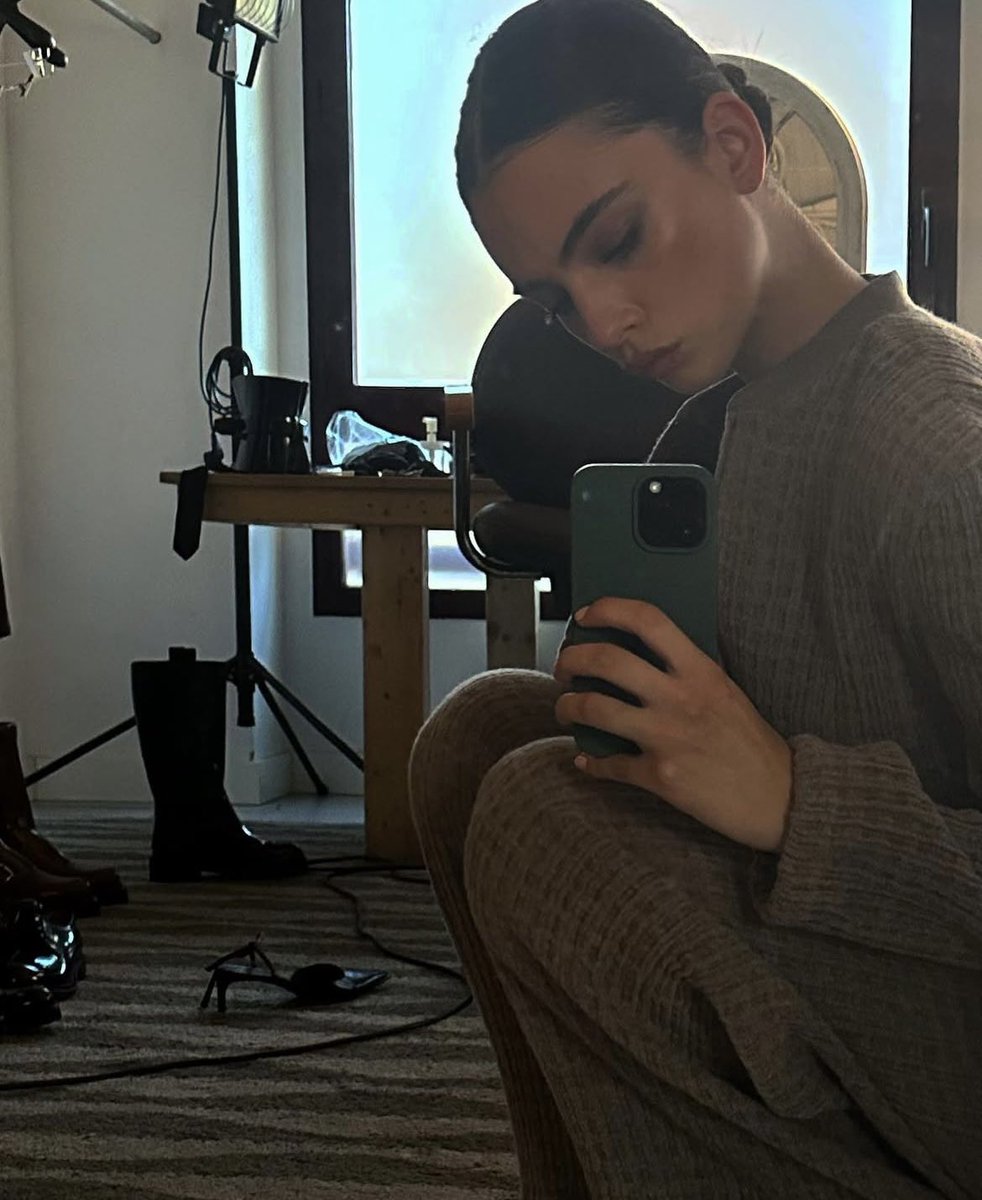 devasell's tweet image. taking a breather while they handle the aftermath😹💖