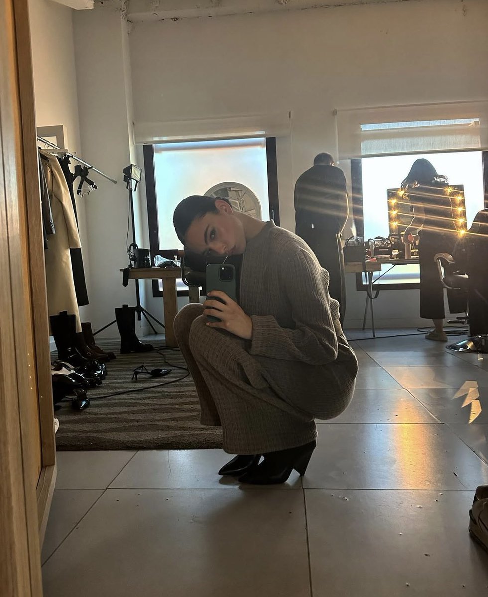 devasell's tweet image. taking a breather while they handle the aftermath😹💖