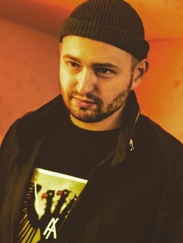 #ваняцест

      Я завтра
замуж выхожу

                                                            По любви?

Ванечка сказал,
     по-любому