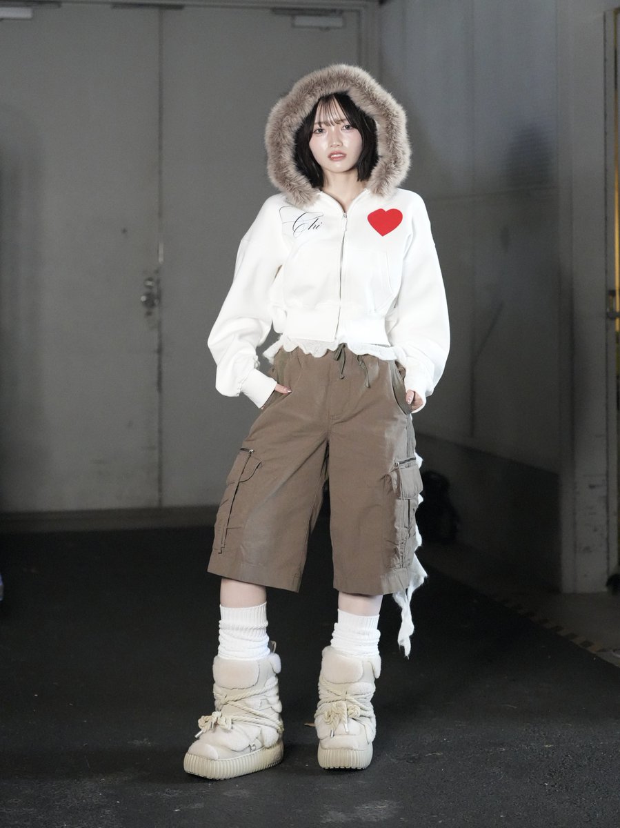 なべちゃん フードを被ってるなべちゃんが可愛いのに、全身がパンツスタイルという