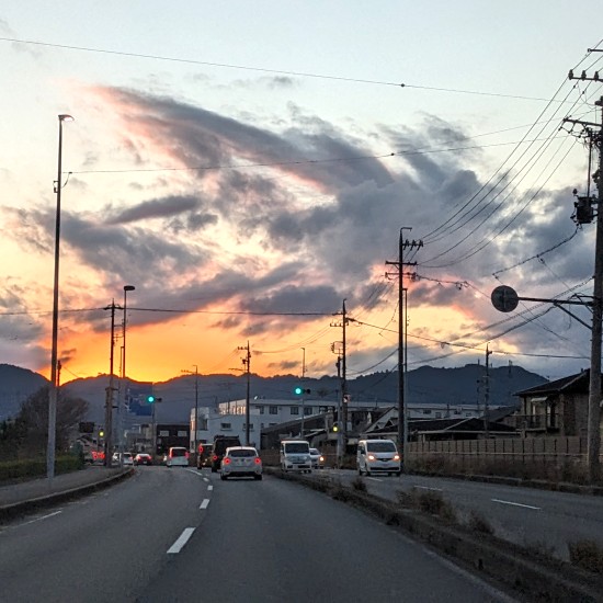 昨日ふじミューから帰る途中に見た夕焼け雲⛅
こんなにサメっぽいのも珍しい🦈