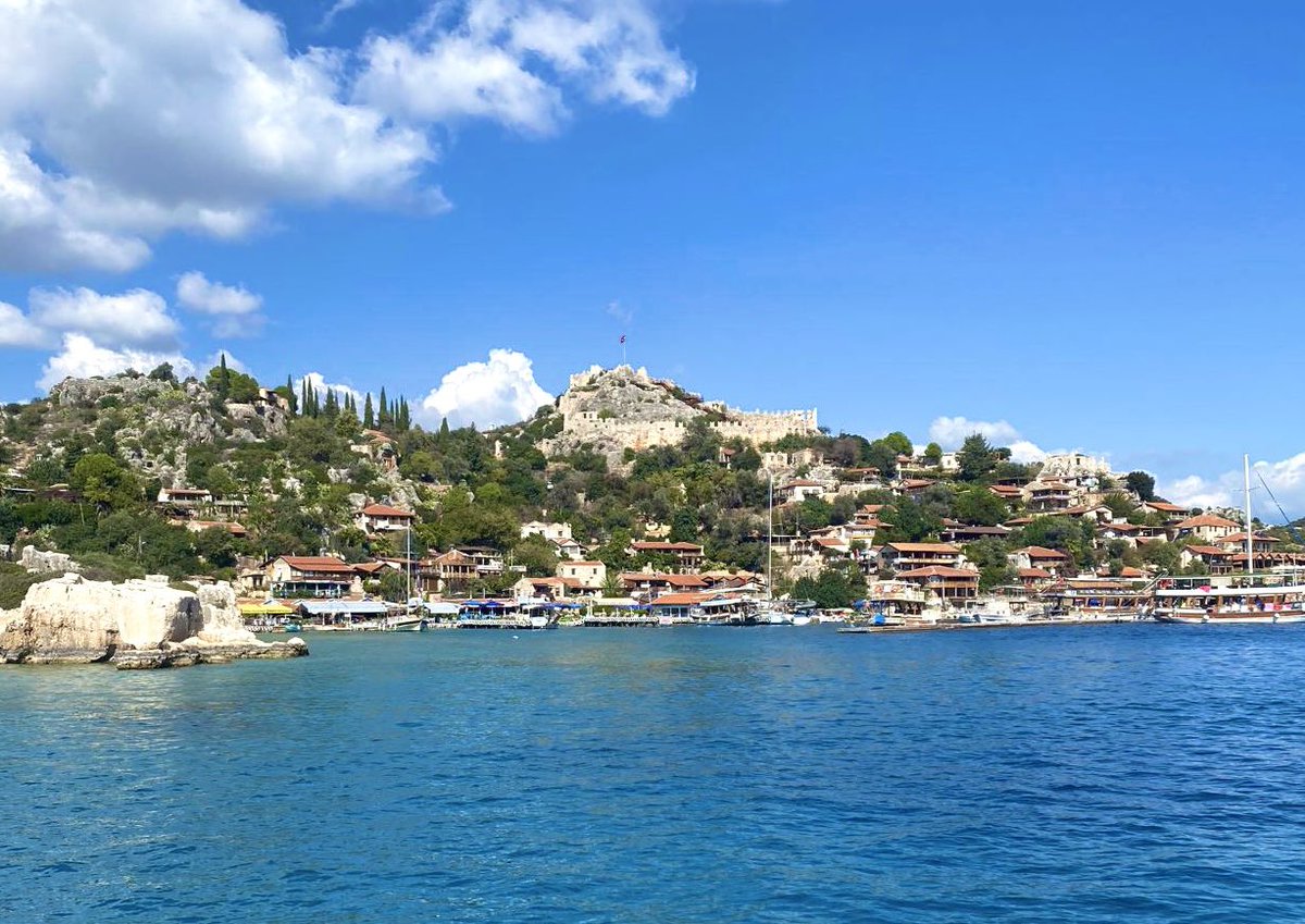 Dünyanın eniyi turizm köylerinden biri seçildi SIMENA.Bu seçimde büyük payın arkeolojide olduğunu kimse anmadı.Karayolu gitmediğinden dolayı özgünlüğünü koruyan geleneksel mimarlık ve korunan Akdeniz’in payı da öyle.Yani birşeyler yapıldığı için değil yapılamadığı için ödül alır.