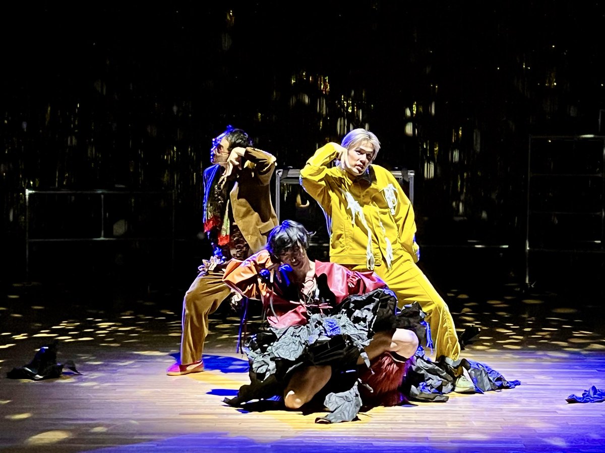 コンテンポラリー・パンク・オペラ 『鏡の向こう見えない私の顔』

分からなさを分からないままに、一生懸命、響きとか空間とかに身体のチューニングを合わせようとしている時間。終演後にテキストを読んで、身体に残ってる響きと重ねてみたりしました。