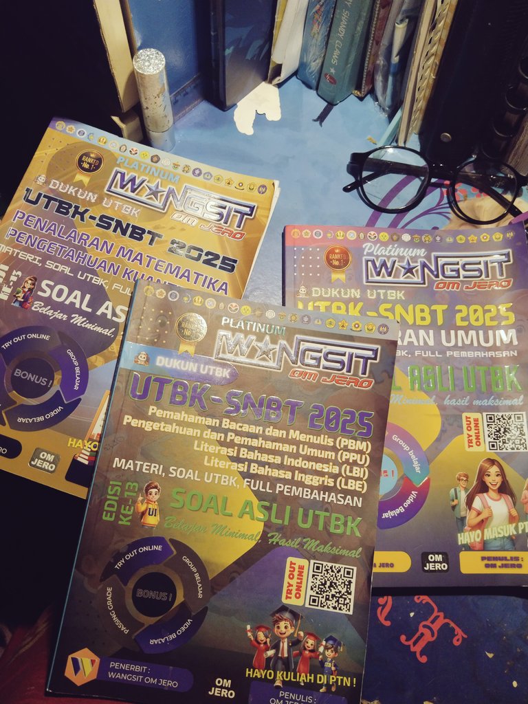 fleurelisey's tweet photo. haloo ada yang mau preloved buku utbk 2025 engga yaah? 100k 3 buku 

(-)nya  ada beberapa soal yang sudah pernah dikerjakan di buku memakai pulpen, ada sebagian yang memakai pensil (nanti akuu hapuss) https://t.co/8XZLuUhwW3