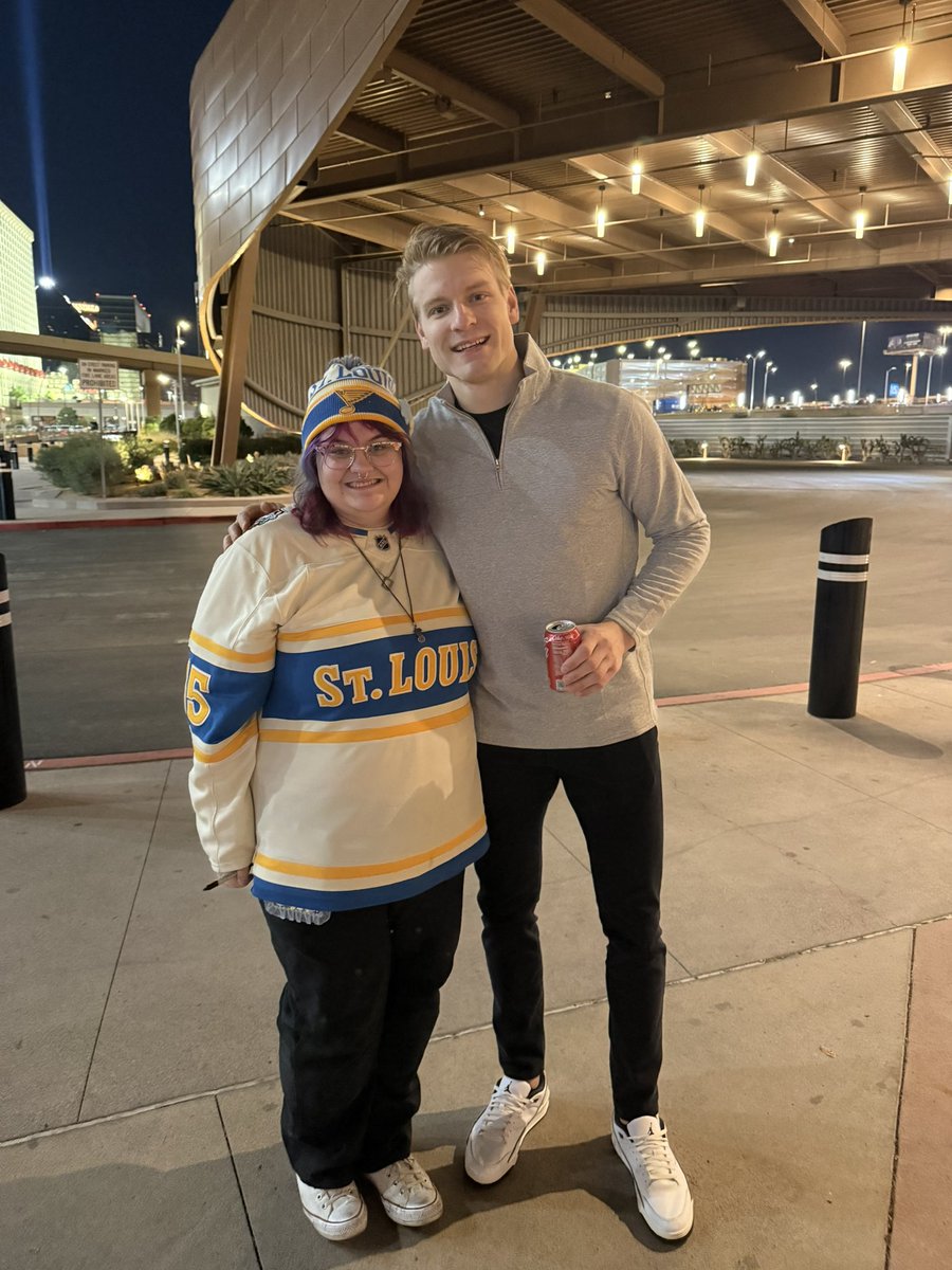 mashedparaykos's tweet image. HEY SO I MAY OR MAY NOT HAVE JUST 

1. GOTTEN A PUCK FROM COLTON PARAYKO
B. GET PHOTOGRAPHED BY THE BLUES PHOTOGRAPHER
3. MET COLTON PARAYKO?!??!!!!!!????

THIS IS ACTUALLY THE BEST DAY EVER AND IM ACTUALLY DOING A BACKFLIP

@StLouisBlues #stlblues