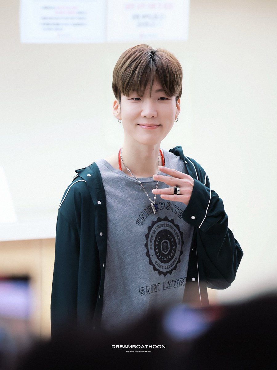 DreamboatHOON's tweet image. ㅅㅊㅅㅊ💛🎂
승훈아&amp;gt;&amp;lt;
올해도 건강하고 행복해서 돈 많이 벌자!!

#ThisBirthdayThatSeunghoon
#이승훈_존재가_선물훈 
#HOONY #SEUNGHOON #이승훈 #WINNER @official_hoony_