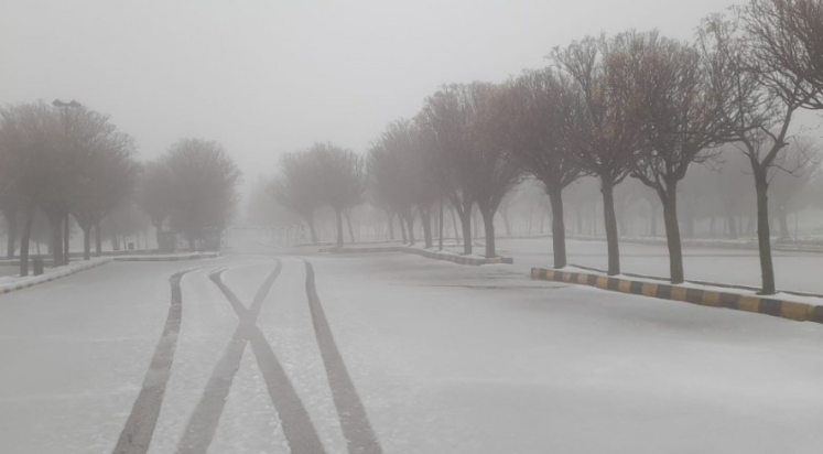 منخفض قطبي يؤثر على المملكة: أمطار غزيرة وتحذيرات من السيول واحتمال ثلوج محدودة فجر الثلاثاء 