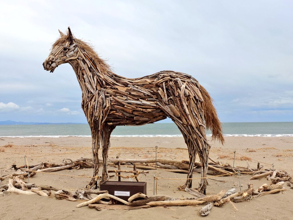 東松島市の野蒜海岸には、流木で制作された馬の像が。砂の彫刻家