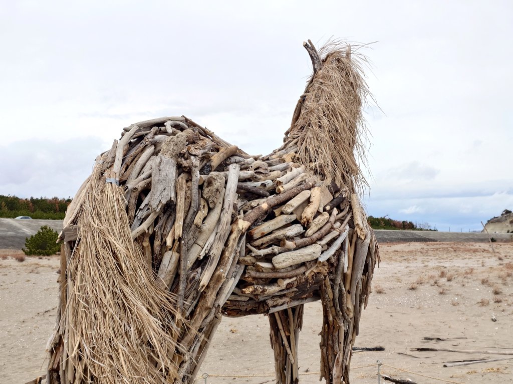 東松島市の野蒜海岸には、流木で制作された馬の像が。砂の彫刻家