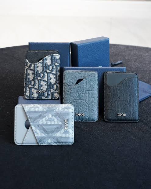 จน third party ต้องทำเคส android มี MagSafe ให้ android ติด accessories พวก wallet ได้อ่ะ
เป็นสิ่งหนึ่งที่ชอบมาก เพราะต่อให้เปลี่ยนเครื่องก็ยังใช้ได้ ไม่เหมือนเคส ที่เปลี่ยนเครื่องต้องโยนทิ้งเลย ซื้อทีนึงใช้ได้ยาวๆ 
จนพวก luxury brand มาทำ MagSafe wallet กันเต็มไปหมด