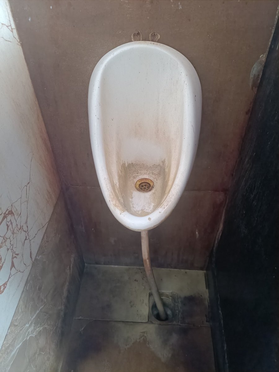 deepthinath's tweet photo. @RailwaySeva @AshwiniVaishnaw @RailMinIndia
Status of toilet at KSR Bengaluru City Junction waiting room...AC waiting room closed amid tender finalisation..This is the biggest station in Bengaluru City..Railways expecting all passengers to use such facility..No other option.. https://t.co/XDvXlMewIe