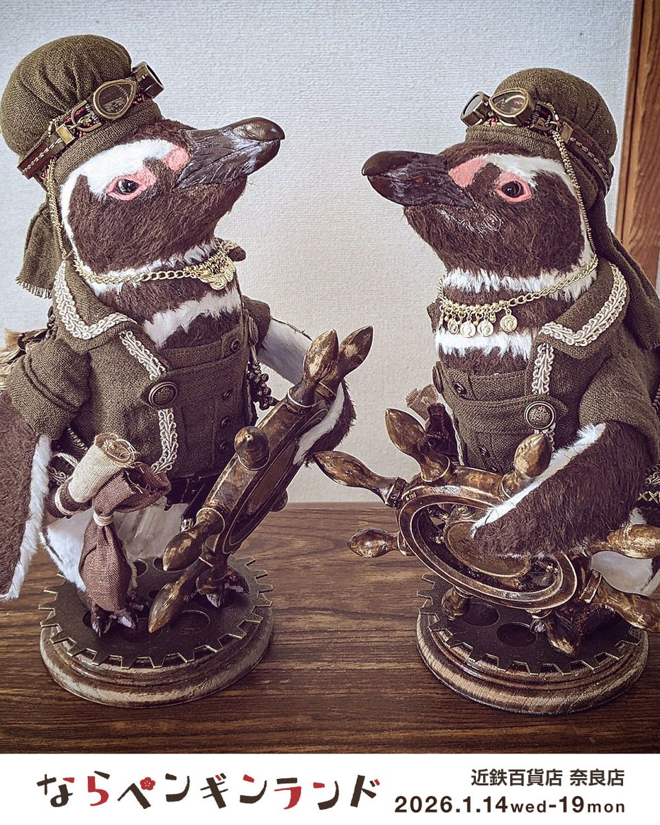 #ならペンギンランド 2026 出品者紹介

♦ Kogo 様 ♦

スチームパンクの装いを纏ったペンギンたちが紡ぐ、空想の旅。
精巧な衣装に身を包んだマゼランペンギンの立体作品をはじめ、全18種を緻密に描き分けたポストカードや、粋な「漢字名」が並ぶ湯呑が出品されます。