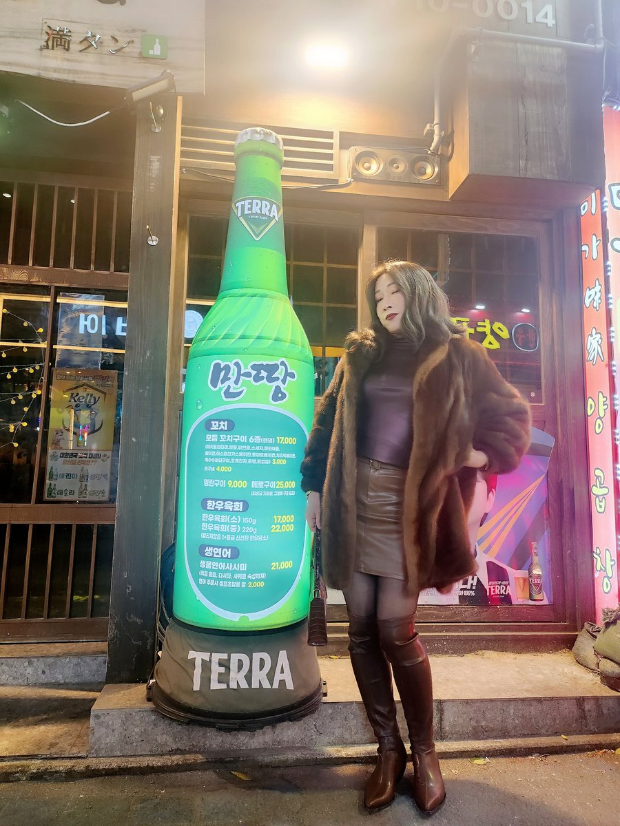 여장하고 거리를 걷다가 아는 러버를 만날 확률은 낮지만,가끔 마주친다!! 방가웠음