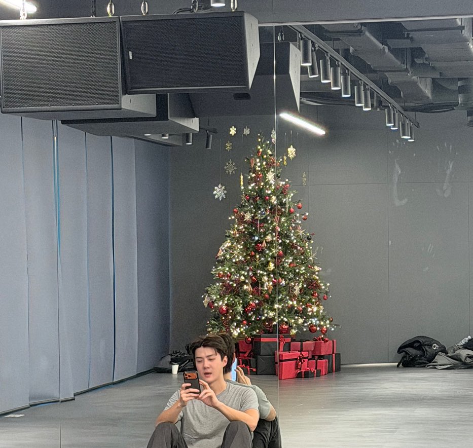 milkteus's tweet photo. 260111 sehun 🧼💌

(photo x2)
“i secretly took it from here” https://t.co/KGZ8AnfTgC