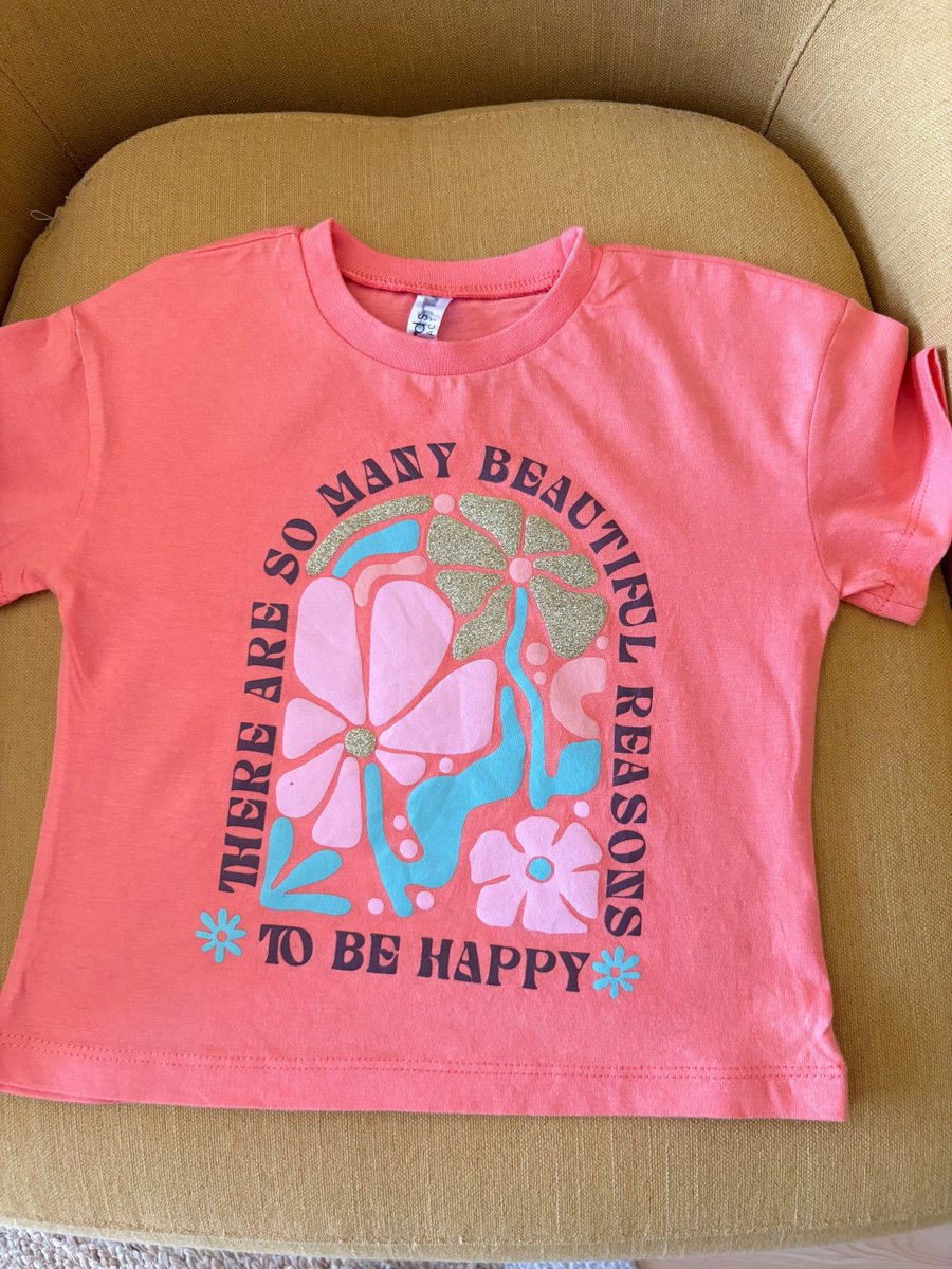 TholisoN's tweet image. Was buying clothes for crèche for my daughter yesterday. Just realised this little tee has such a beautiful message. “There are so many beautiful reasons to be happy” 😊 
A beautiful Sunday morning fam 🌼🌼🌼