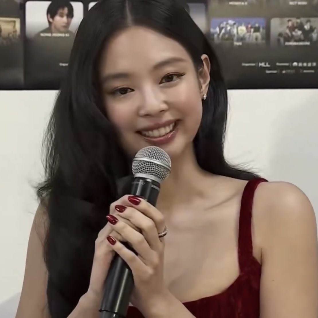 rubygummmysmile's tweet image. jennie changed her nails 3 times for GDA 😭