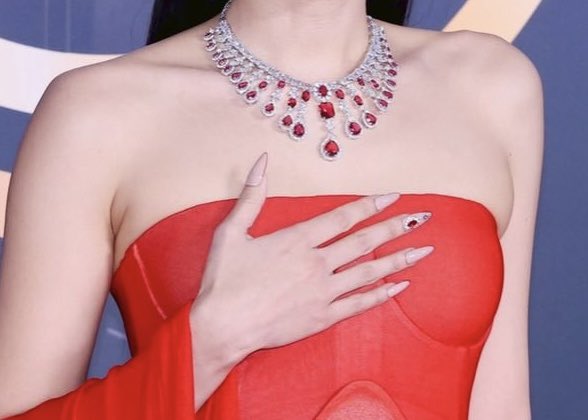 rubygummmysmile's tweet image. jennie changed her nails 3 times for GDA 😭