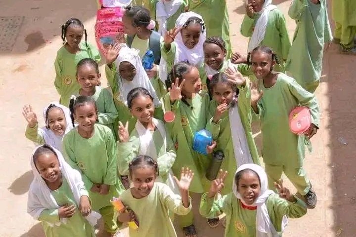 يا ريت لو نرجع للحاجات البسيطة الـ بتشبهنا.. ريحة المطر في التراب، كباية شاي الصباح، وسؤال الجار عن جاره.
​في (أشياء بسيطة) بنحاول نلملم شتات واقعنا، ونحكي قصصنا الـ ما بتظهر في الأخبار. قصص البيوت الصابرة، والشباب الشقيان، والقلوب الـ لسة مليانة خير.
هنا بنكتب عن السودان الجوانا