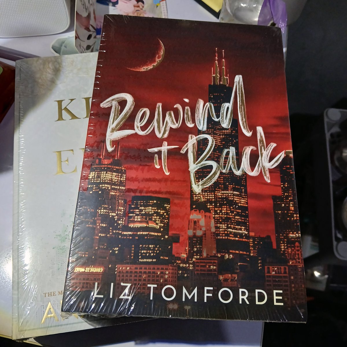 amnlei's tweet photo. WTS ENGLISH BOOKS

—♡ KING OF ENVY 
—☆ REWIND IT BACK

details:
● new and sealed 
● original peri+
● 200k / each (include admin + packing)
● bisa via oren, dom jakarta barat

Tags 
Wts wtb ana huang liz tomforde english book books king of envy rewind it back windy city https://t.co/ccFzHK1pYV