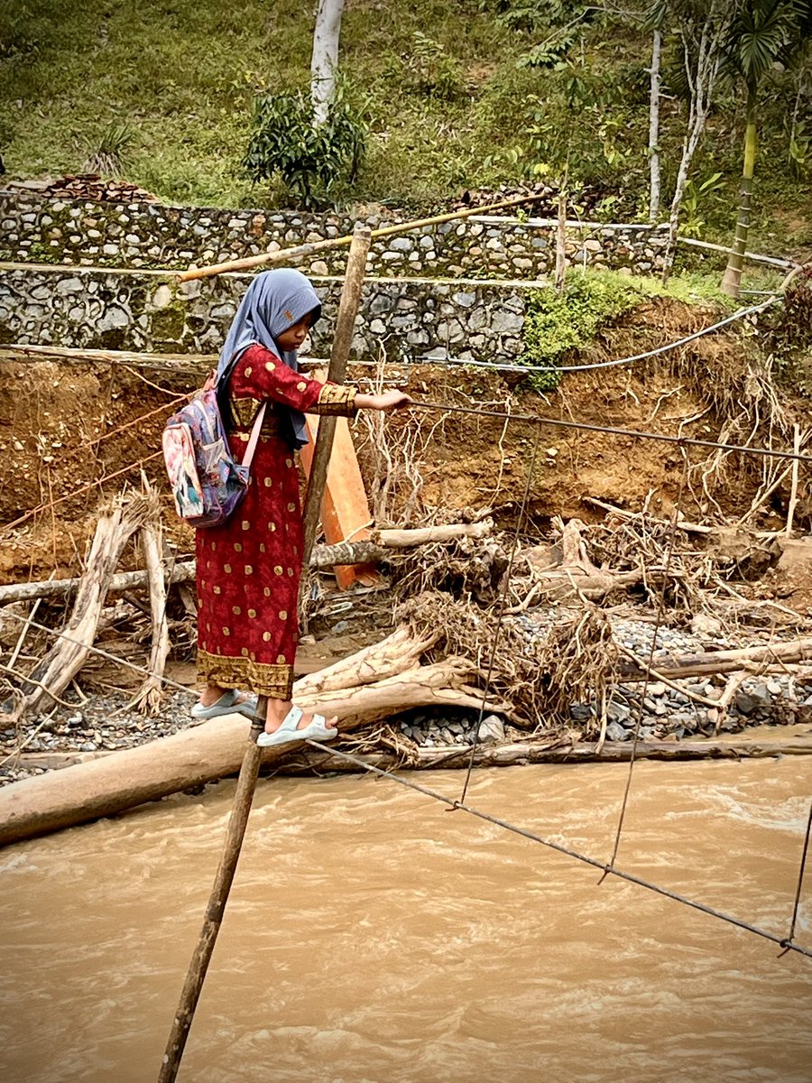 Empati membangkitkan kesadaran kemanusiaan dan kepedulian sosial, membentuk keyakinan bagaimana menolong  dan menjaga keselamatan bersama adalah prioritas  dalam penanganan bencana

#BukanKotakHitam
