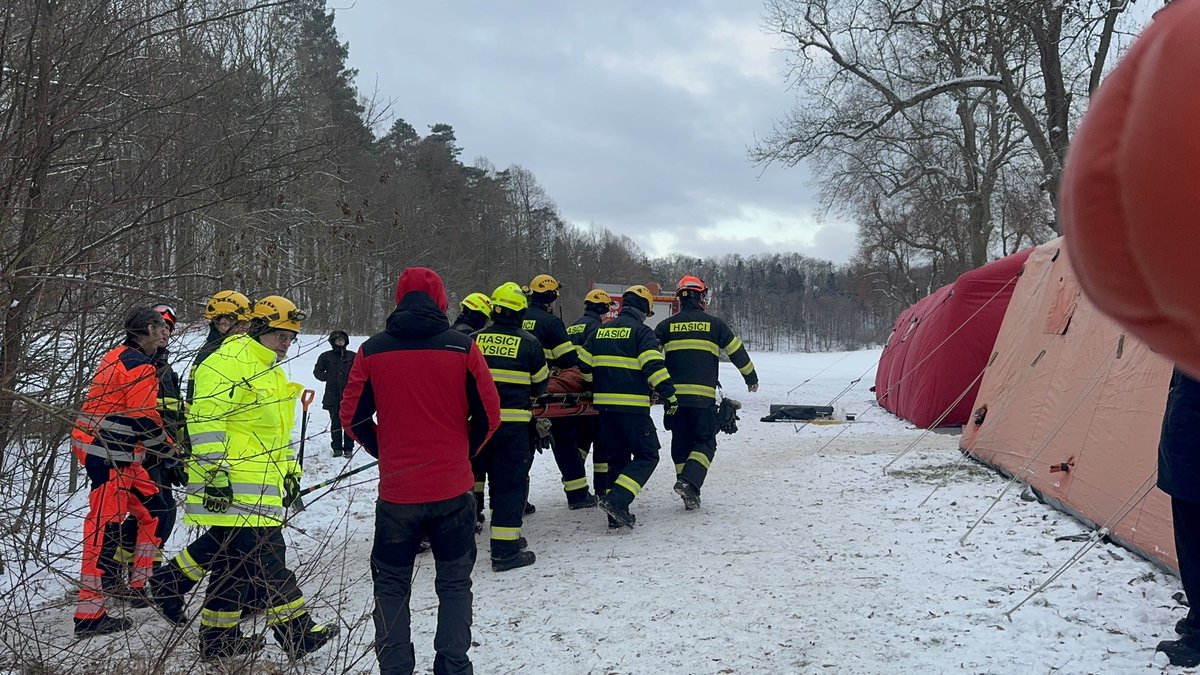 Po téměř 21 hodinách je zraněný speleolog z podzemí jeskyně u Rudice na Blanensku venku. Na jeho záchraně pracovalo okolo 80 hasičů, záchranářů a jeskyňářů. Teď je v péči lékařů.