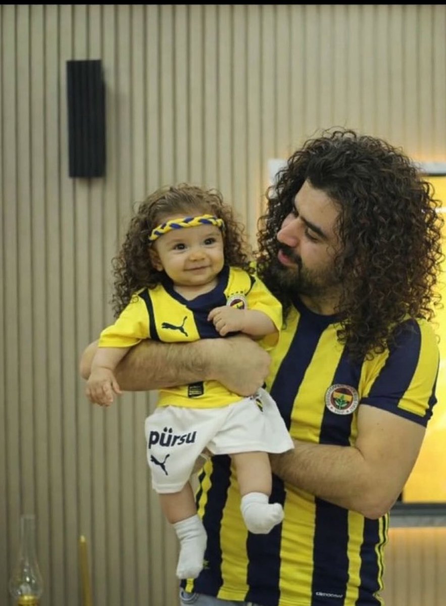 perhapsinyo's tweet photo. Bir taraftarımız bugün kuaföre giderek çocuğunun ve kendi saçını guendouzi gibi yaptırmış sjsksksksdkdkdl https://t.co/5ou1hXZBI7