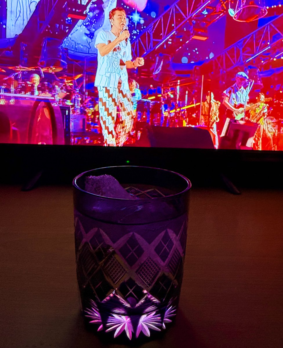 satosatoikuzo's tweet image. 今宵は
茅ヶ崎ライブで
乾杯🥃
お酒が1000000000倍
美味くなる魔法🪄
#サザン
#お酒
#魔法