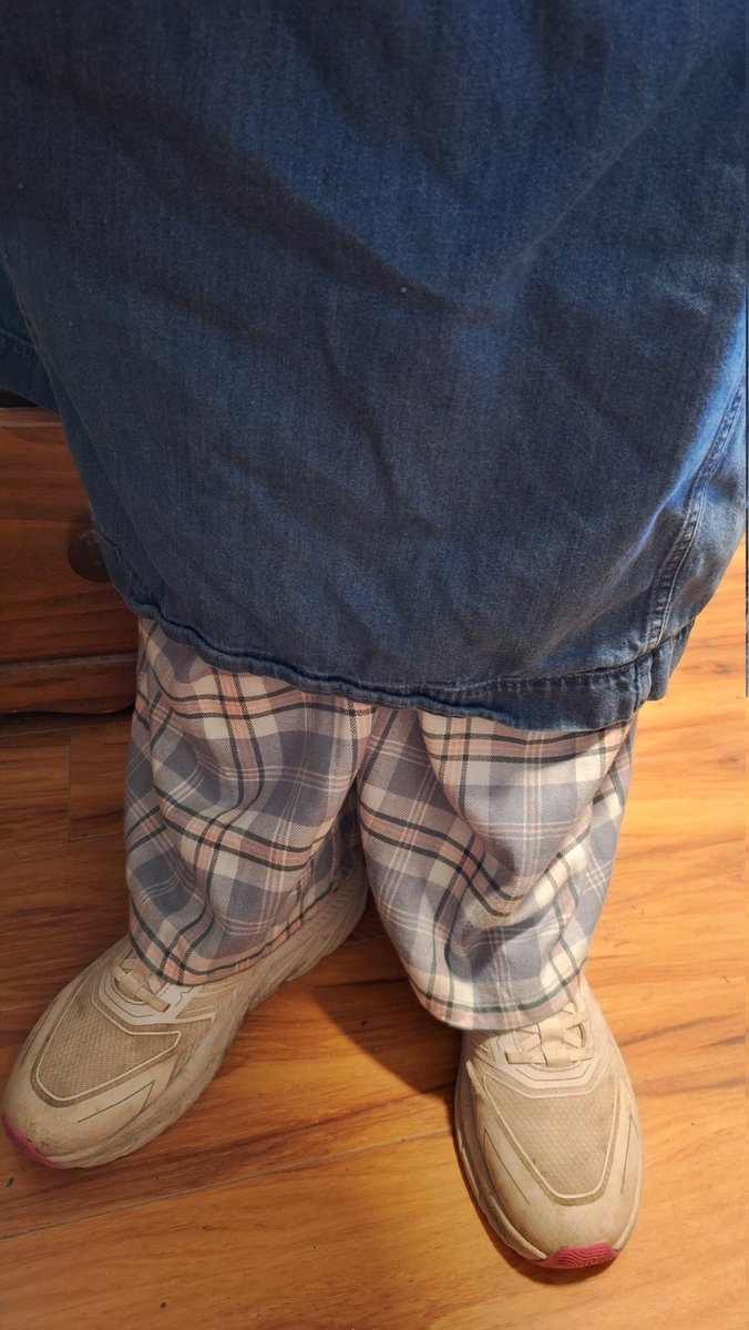 I made quite the fashion statement at the grocery store today as I apparently forgot to take off my pj bottoms and replace them with leggings when getting dressed this morning.😳😳