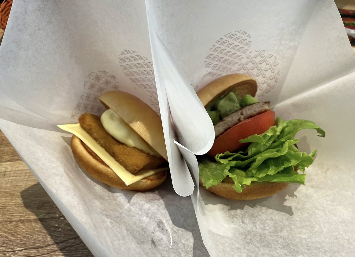 pleasegotme's tweet image. 奥様、三女と3人で吹雪のなかモスにきた。夕ごはん。二女はバイト先でもらったテイクアウトで済ませたので留守番。アボカドバーガー🥑🍔とフィッシュバーガー🐟🍔