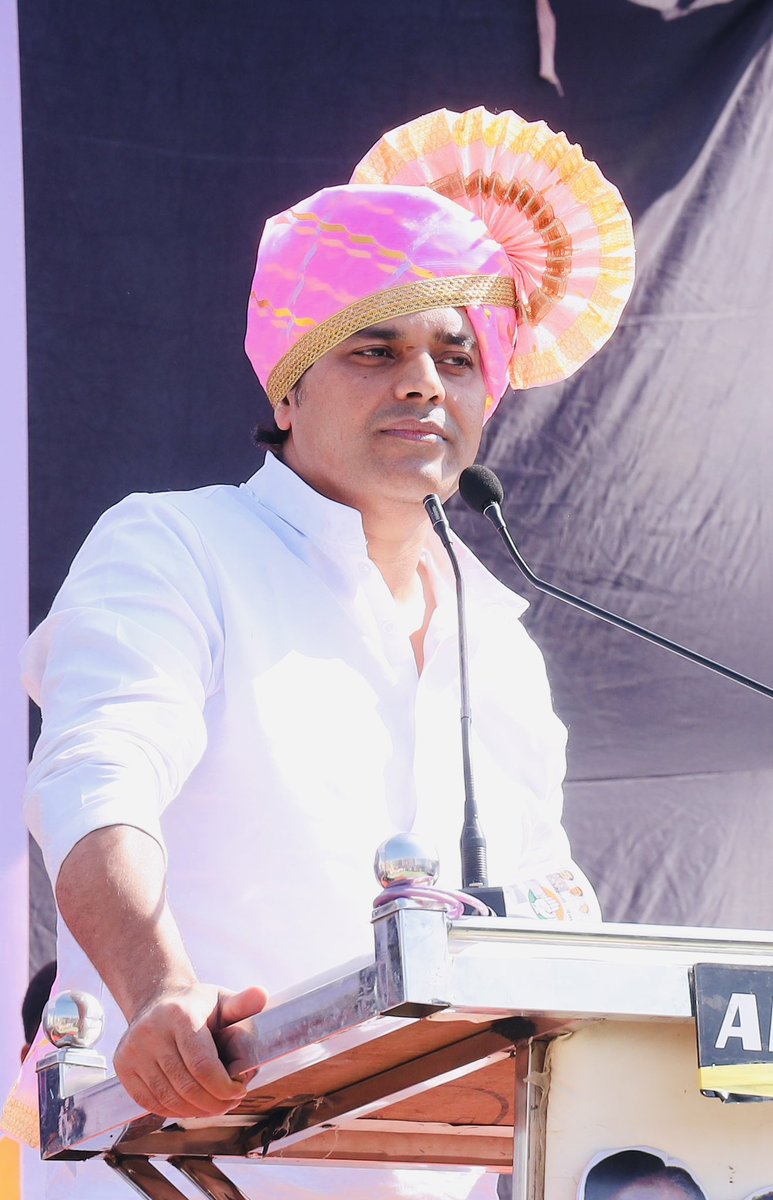 नफ़रत की राजनीति करने वालों के ख़िलाफ़, धार्मिक/मज़हबी नारे लगाकर वोट मॉंगने वालों के ख़िलाफ़ कल भी ख़ुल कर खड़ा था और आगे भी खुल कर खड़ा रहूँगा।

मुल्क में मुहब्बत और गंगा जमुनी तहज़ीब बचाने के लिये राहुल गॉंधी के साथ कंधे से कंधा मिलाकर हर मोर्चे पर डटा रहूँगा।

ये सियासत हमने