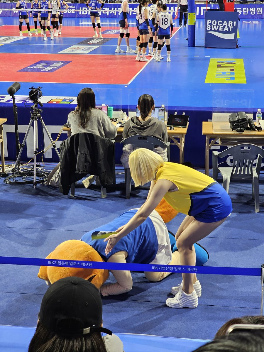 토랑쉑 비디오판독하니까 싹싹빌다가 실점하니까 쓰러짐 귀여운 토랑이........