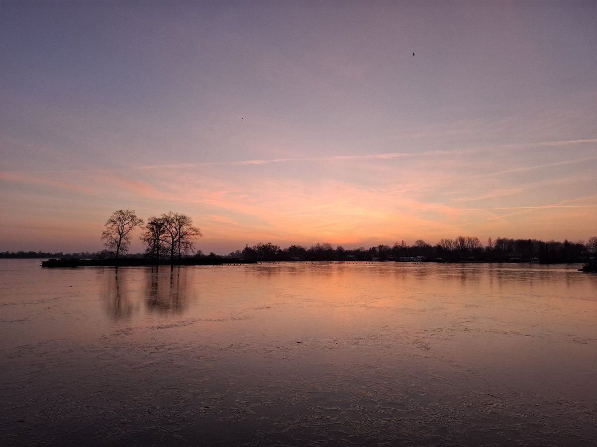 maartenmiller's tweet image. Kraakheldere wintermorgen bij de Reeuwijkse Plassen. Het ijs ligt erbij als een spiegel. #Winter #ijs