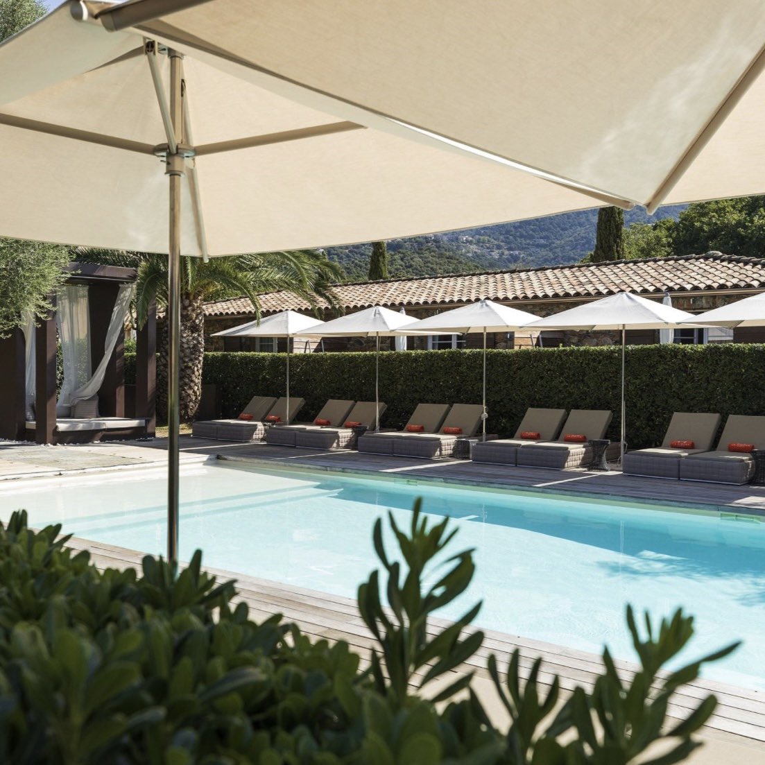 Niché à l’intérieur des terres à quelques kilomètres de Saint-Florent, un corps de ferme du 18e siècle connaît une deuxième vie sous les atours d’un petit hôtel de luxe. La Dimora allie le charme rustique de l’âme historique des lieux à une élégance et un confort contemporain.
