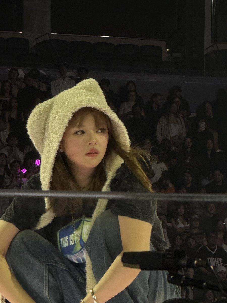 cutest winter bear from tonight i had to share 🥹 #THISISFOR_VANCOUVER_D2
#TWICE_THISISFOR_WORLD_TOUR