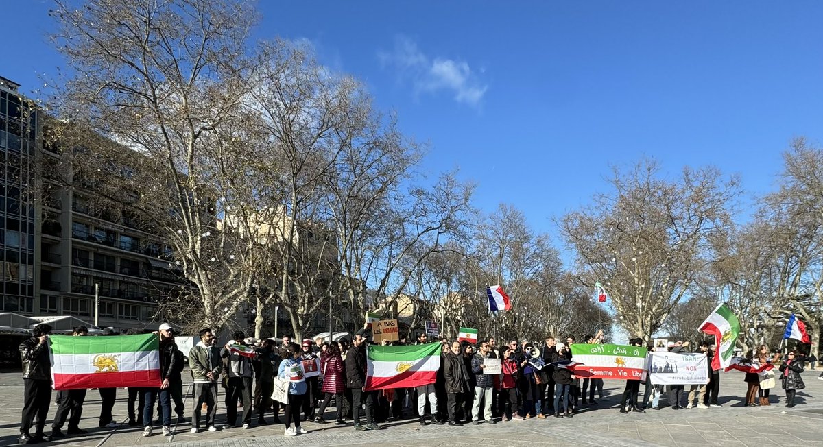 Avec <a href="/MDelafosse/">Michaël Delafosse - Maire de Montpellier</a> aux côtés des Iraniens de #Montpellier en soutien au peuple en lutte pour sa liberté, contre la dictature théocratique qui l'accable depuis 47 ans.
Nous appelons la🇫🇷, l’🇪🇺et la communauté internationale à protéger les manifestants face au danger. #AllEyesOnIran