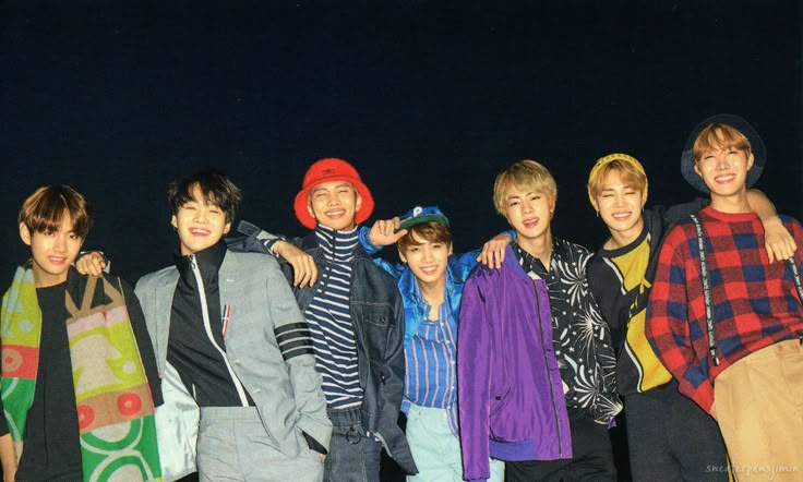 uarmesol's tweet image. It's not AI guys, it's real alright. There's is the original pic.

Jon's smile tho 🥹🥹