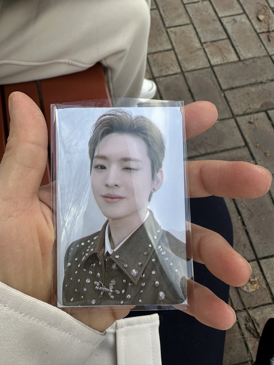 머플러 포카 교환 간절히 원하는 중입니다 🥹

저 : 효진
퓨즈 : 창윤

제발 창프 살려주셔요🥺🙏🏻
탐라에 계신 푸즈 쌤들의 무한 알티 바라탁드립니다🙏🏻🙏🏻🙏🏻🙏🏻🙏🏻🥺