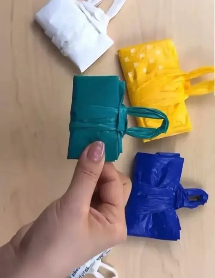 ommi_siregar's tweet image. Ternyata ada cara unik lipat kantong plastik biar kecil dan rapi 💯

Wajib save dear ukhti 🥰

Refreshing TL